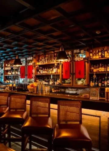 How to Find the Best Bars Near Me for Drinks, Food & Live Entertainment