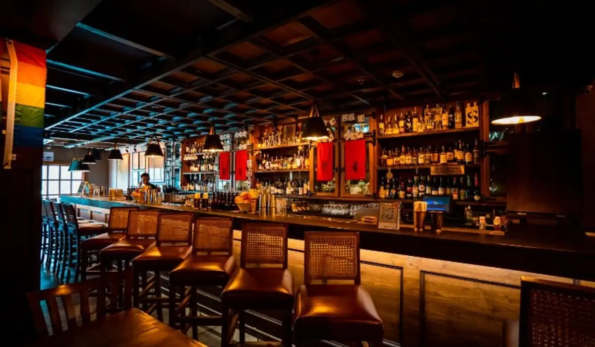 How to Find the Best Bars Near Me for Drinks, Food & Live Entertainment