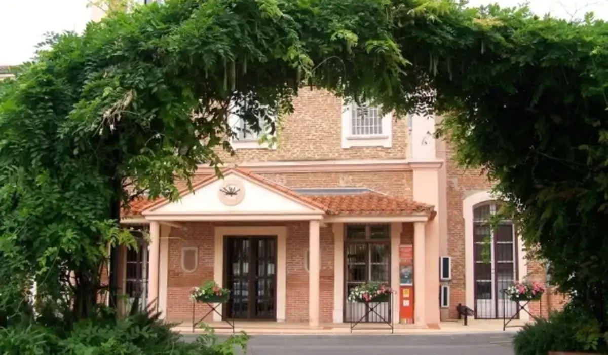 Where is Bages Hotel Located and How Do You Get There?