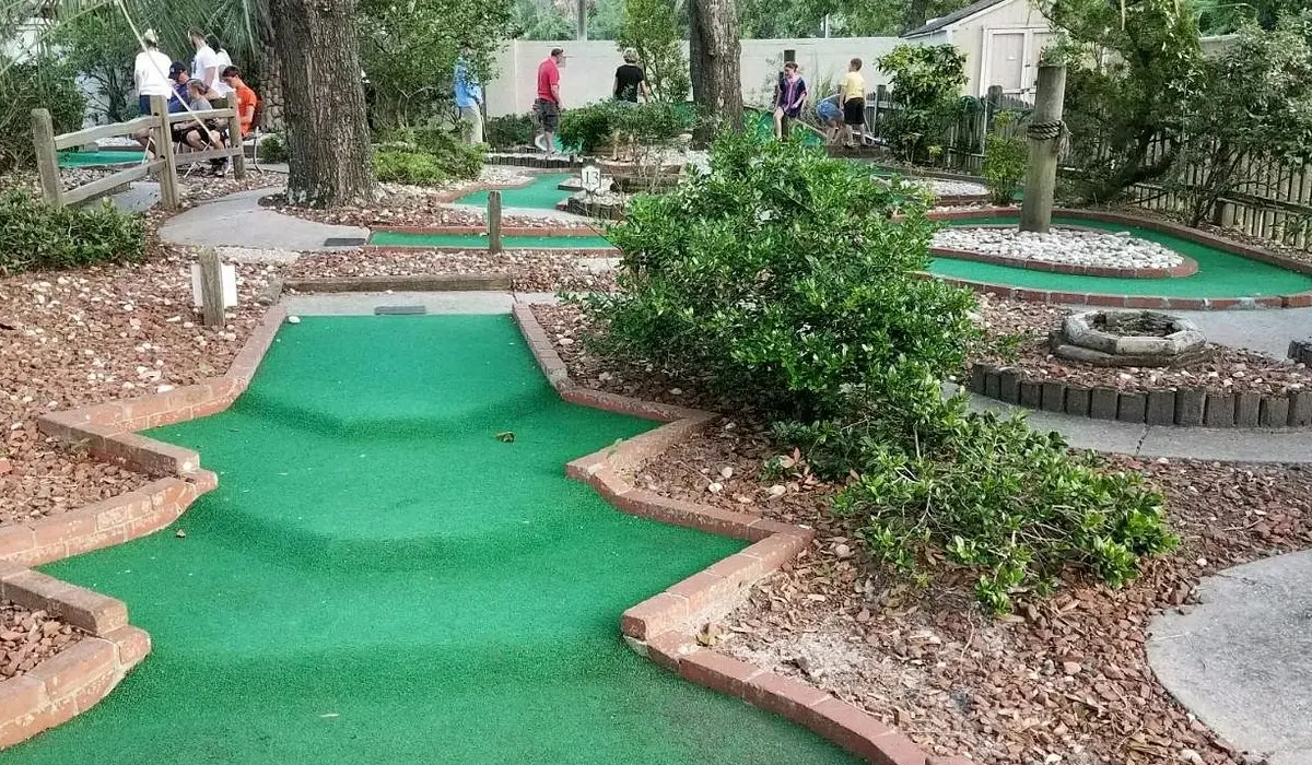 Outdoor Mini Golf: Fresh Air and Classic Themes