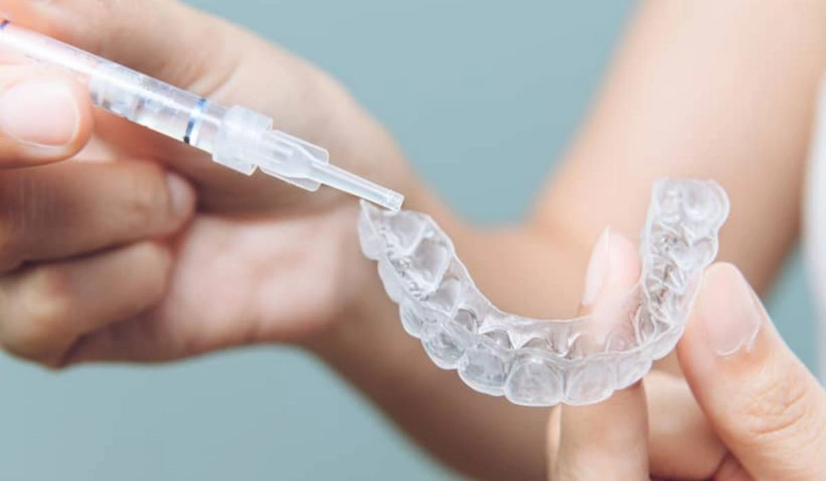 2. AuraGlow Teeth Whitening Kit: Best for a Tray-and-Gel Format